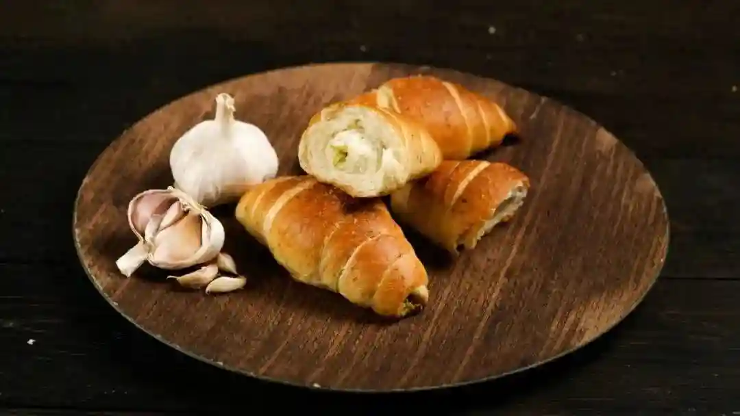 「蒜香盐可颂」，外皮酥脆、内芯柔软，咸香有嚼劲，味道绝绝子