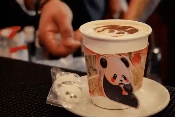 在巴黎看成都：熊猫咖啡与麻辣火锅的法式约会