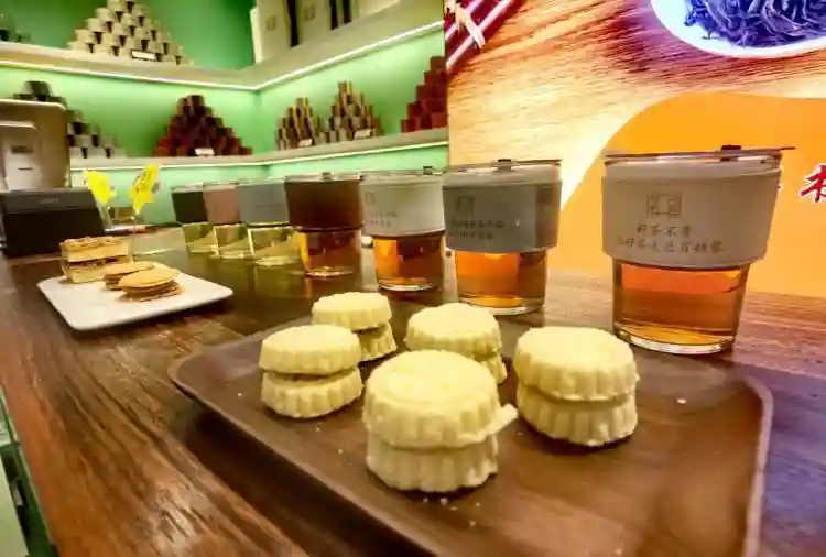淮海路上的哈尔滨食品厂“老店新开”，中西式糕点配上茶和咖啡，二楼还有茶室区