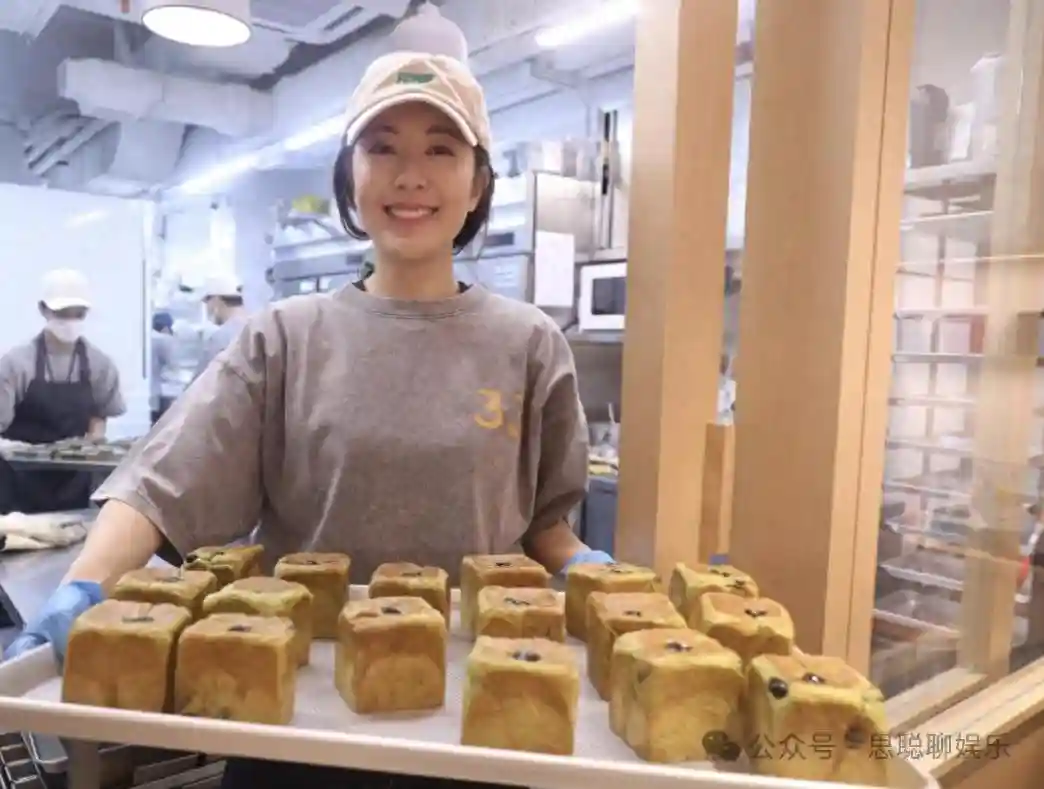 著名演员转行卖面包 曾志伟剪彩成龙送花篮 顾客排长龙生意兴隆