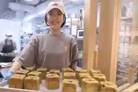 TVB花旦转行卖面包，曾志伟剪彩成龙送花篮，顾客排长龙生意兴隆